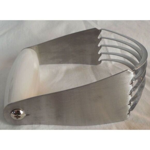 Betty Crocker dough blender - Picture 1 of 3